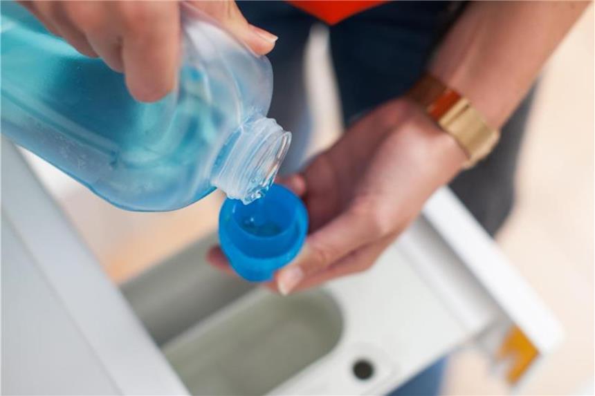 Wie gut sind Öko-Waschmittel? Aus Umweltsicht nicht empfehlenswert sind Weichspüler – sogar in der Öko-Version. Sie belasten das Abwasser. Foto: Christin Klose