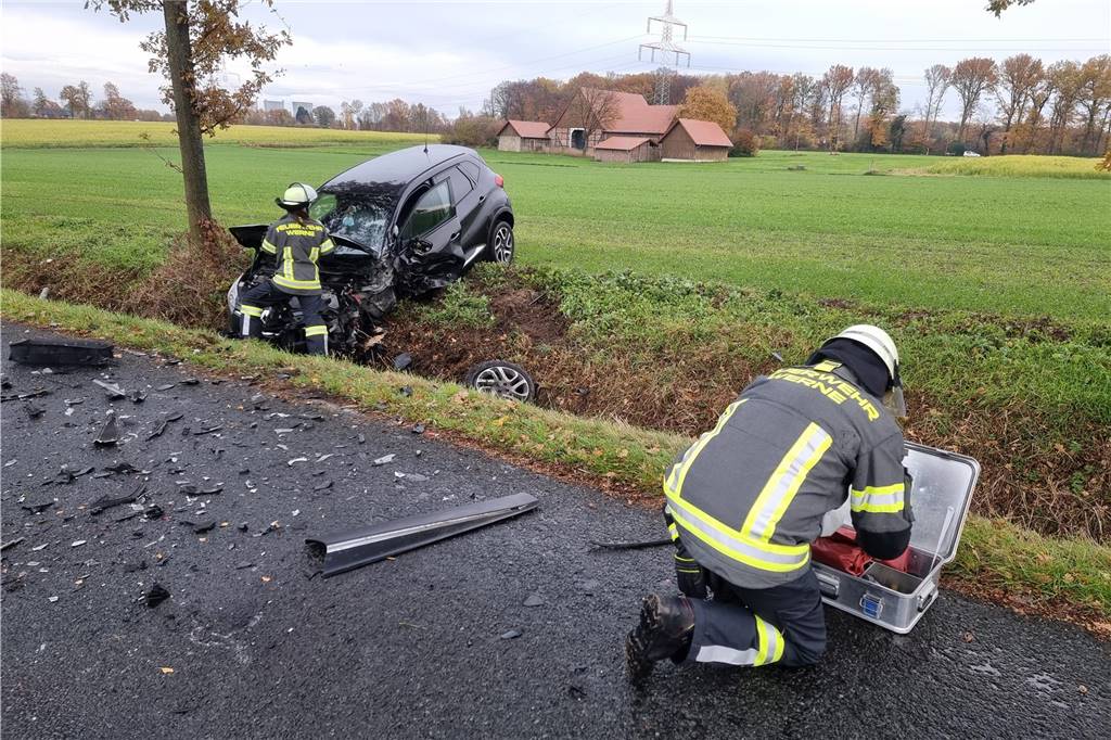 Vier Feuerwehr-Einsätze am Montagmorgen in Werne: Feuerwehr rückt mehrfach aus Aus unbekannter Ursache sind zwei Autos frontal miteinander kollidiert.