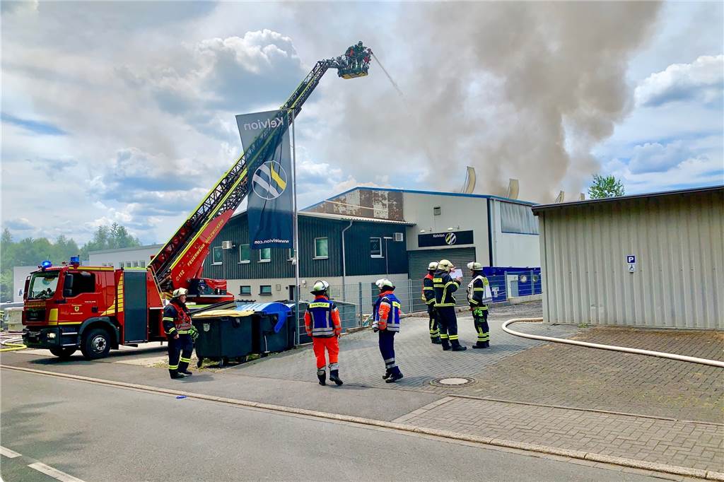 Dunkle Rauchwolken über dem Dortmunder Süden Aus verschiedenen Seiten wurde der Brand bekämpft.