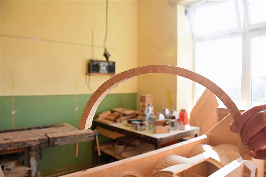 Aus vielen Einzelteilen entstehen die runden Bauteile für das Gewölbe. Eine Aufgabe, für die es viel Geduld und Ruhe braucht.