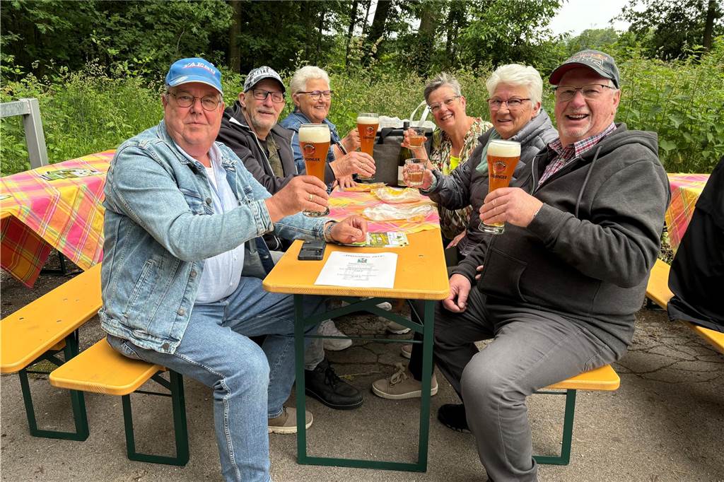Aus Winterswijk kamen diese Radler. Bei kühlen Getränken erholten sie sich erst einmal von der langen Anfahrt. 