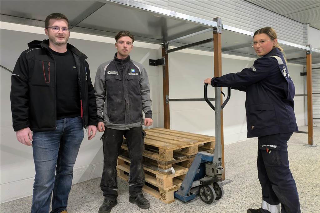 Es geht voran: Im künftigen Tafel-Laden haben die Handwerker das Sagen Ausbilder Christian Companie (links) und Jan Schwandt und Enya Otto von der Dorstener Metallbaufirma Preuss.