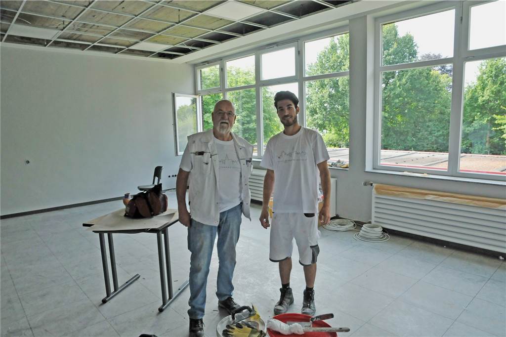Von Afghanistan nach Nienborg – Mohamad Mehibi ist angekommen Ausbilder Theo Mensing mit seinem Gesellen Mohamad Mehibi. Der Nienborger ist froh, dass sein ehemaliger Auszubildender jetzt die Gesellenprüfung mit Erfolg abgelegt hat und ist dankbar über viel Unterstützung.