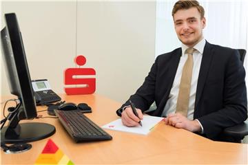 Ausbildung abgeschlossen: Seit Januar 2018 ist Florian Schürmann kein Azubi mehr, sondern regulärerer Bankkaufmann bei der Sparkasse Bielefeld. Foto: Jens Flachmann/Sparkasse Bielefeld