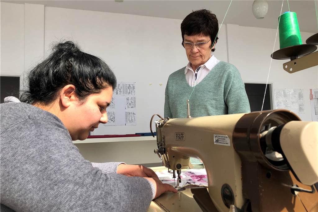 Ausbildung an der Nähmaschine: Sevelin Tair aus Stolipinovo (inks) und eine Ausbilderin in der Schneiderwerkstatt.