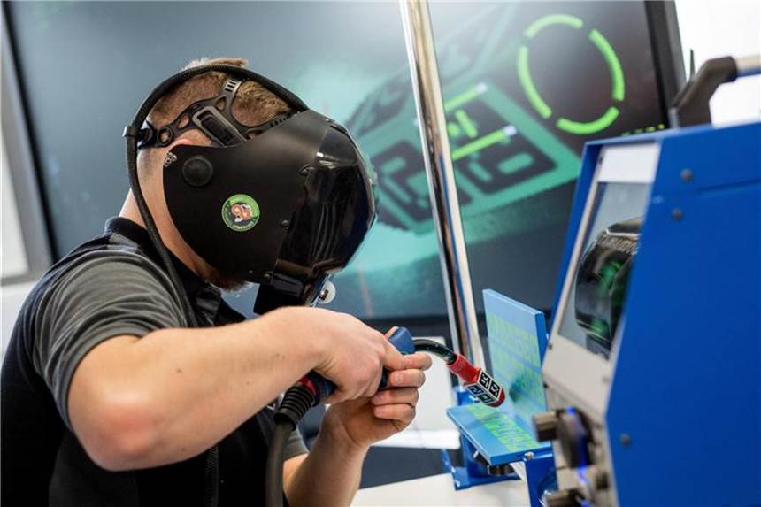 Männer wählen Berufe mit besseren Gehaltsaussichten Ausbildungen im Industriesektor werden oft besser vergütet als Dienstleistungsjobs. Doch die Technikbranche bleibt eine Männerdomäne. Foto: Christoph Schmidt