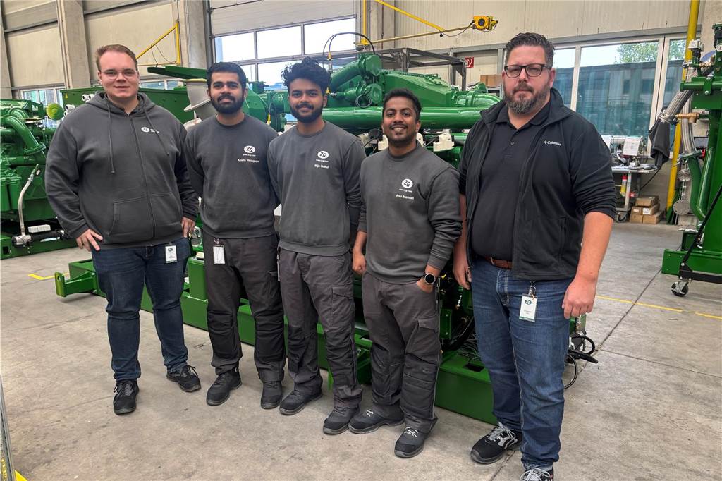 Ausbildungsleiter Nils Pietrucha (l.) und Christian Vitt (r.) mit den Auszubildenden Aswin Venugopal, Biju Gokul und Anto Manuel.