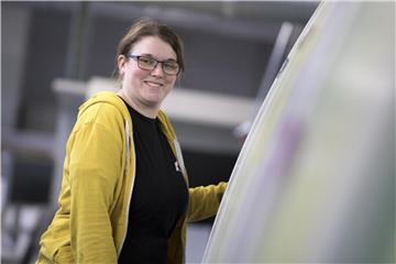 Ausbildungsziel Druckindustrie: Viviane Brummerhoff macht bei der Berliner Firma Ruksaldruck eine Ausbildung zur Medientechnologin. Foto: Florian Schuh/dpa-tmn
