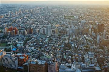 Ausblick über das sommerheiße Tokio: Es liegt auch an der Architektur der Stadt, dass die Temperaturen im Juli und August so hoch sind. Foto: Philipp Laage
