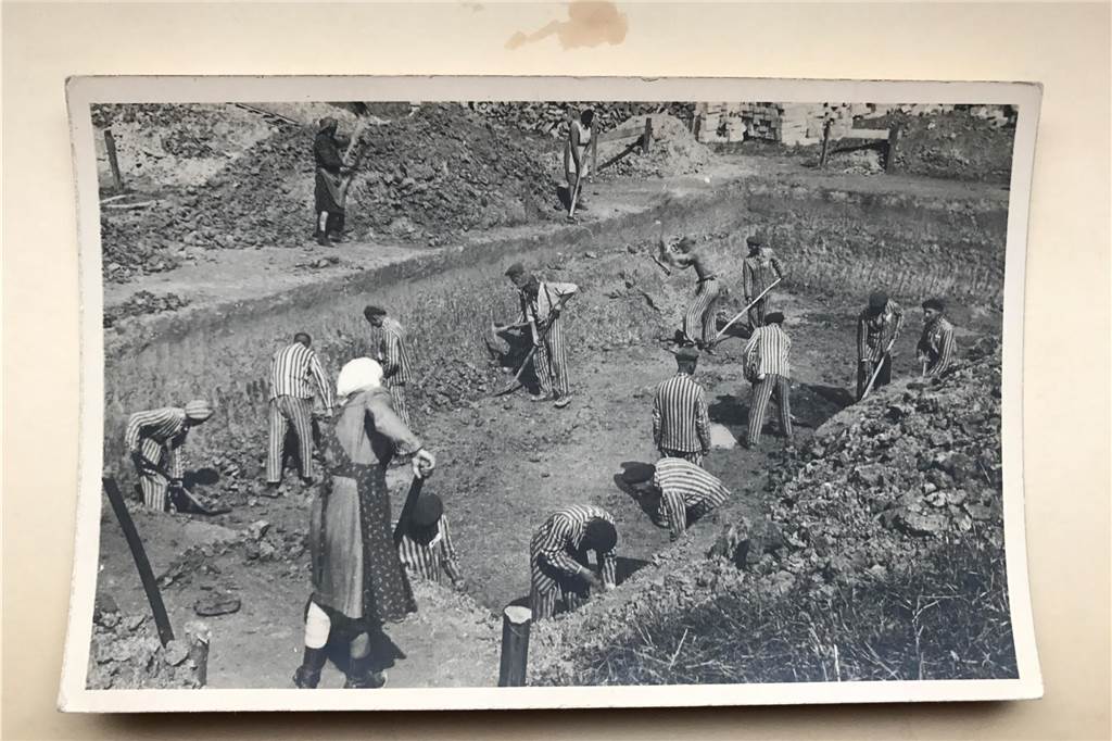 Seltene Bilder aus dem Todeslager Auschwitz tauchten in Castrop-Rauxel auf Seltene Bilder aus dem Todeslager Auschwitz tauchten in Castrop-Rauxel auf