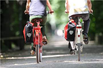 Ausdauersportarten wie Radfahren sind für Senioren ideal, am besten mit Freunden oder Bekannten. Viele Menschen möchten bis ins hohe Alter fit bleiben und am Leben teilhaben.