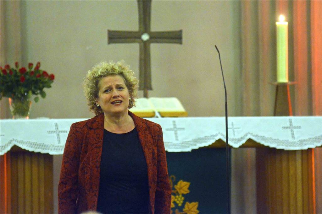 Valentinstag in Horstmar: Ein Fest für die Liebe und für die Christuskirche Ausdrucksvoll sang Angela Meyer, Lehrbeauftragte an der Uni Dortmund, den entzückenden Titel „Halleluja“.