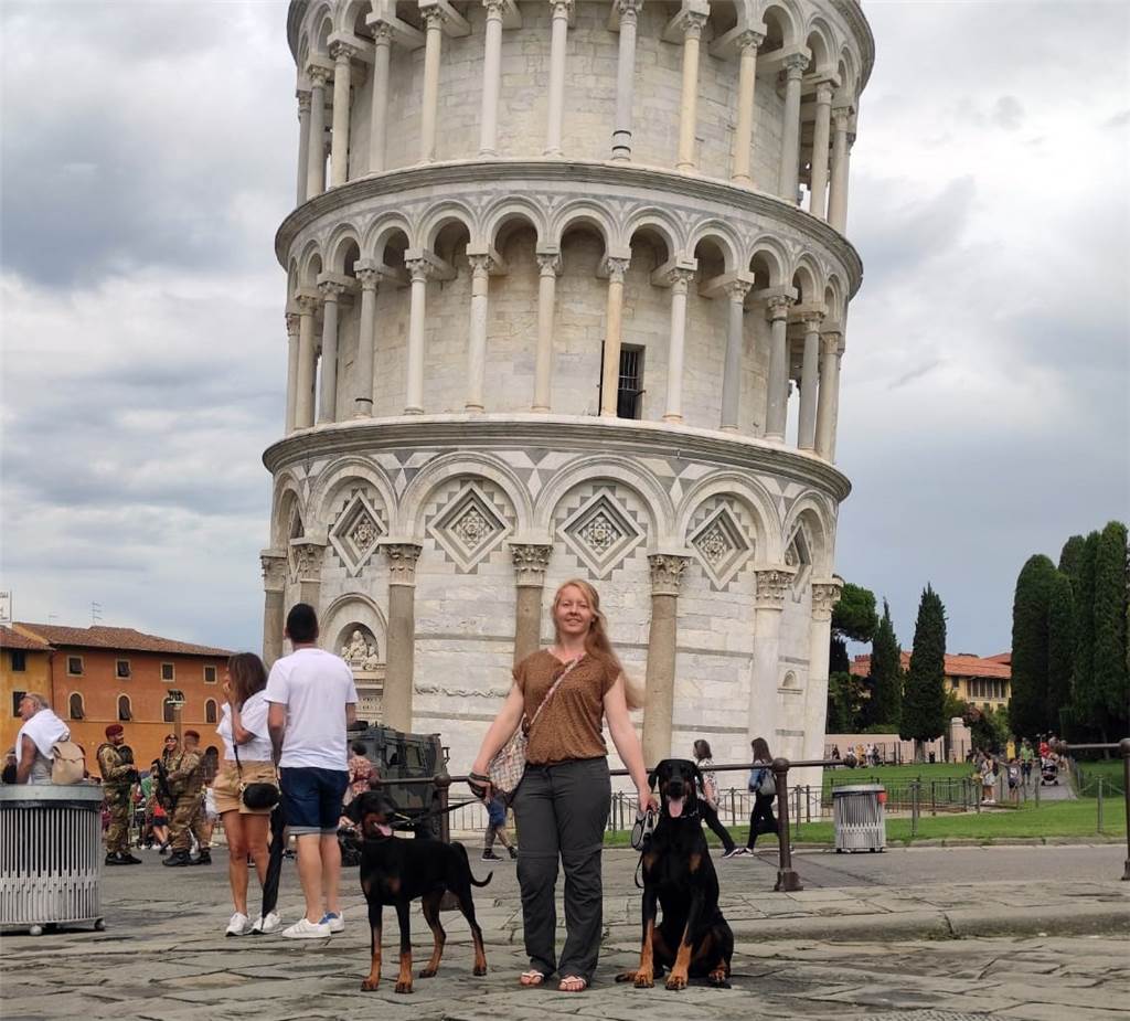 Sonja Lanfer (32): Stadtlohnerin verlor mit elf ihr Herz an den Dobermann Ausflug nach Pisa: Bis zum Schiefen Turm hat es Sonja Lanfer nicht weit.