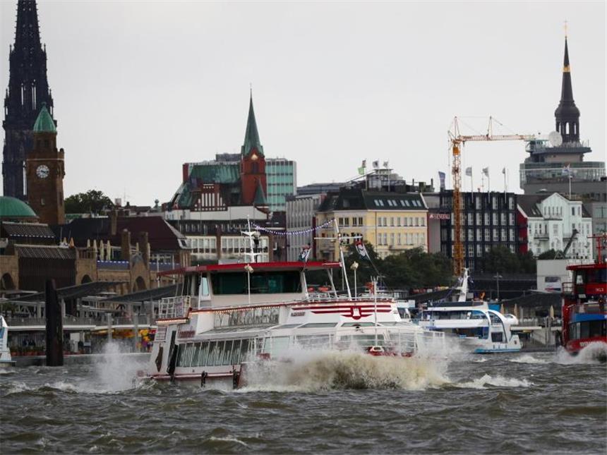 Orkantief wütet über weiten Teilen Deutschlands Ausflugs- und Linienschiffe sind im Hafen von Hamburg bei starkem Gegenwind auf der Elbe vor den Landungsbrücken unterwegs. Foto: Christian Charisius