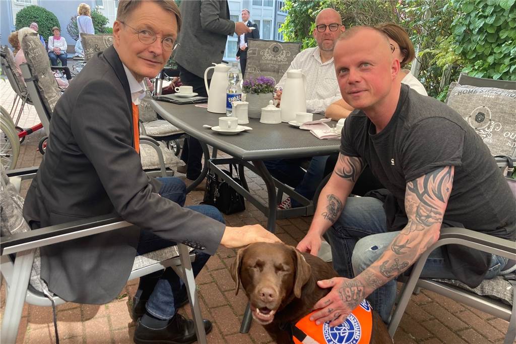 Warum Gesundheitsminister Lauterbach in Dortmund diesen Hund besuchte Ausführlich schilderte Thorsten Habel Bundesgesundheitsminister Dr. Karl Lauterbach den besonderen Wert von Assistenzhündin Hanni. Vermittelt hatte den Kontakt die SPD-Landtagsabgeordnete Nadja Lüders.