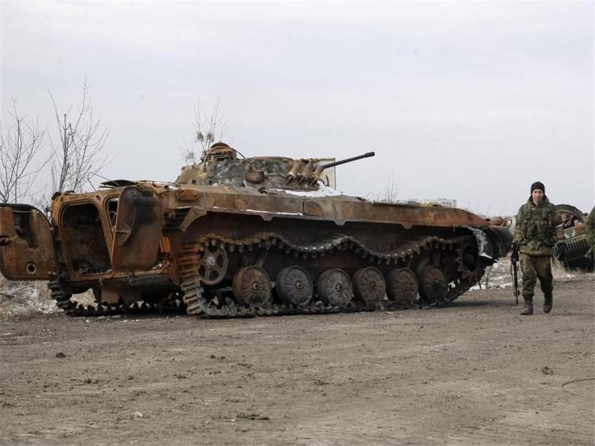 Kiew will EU-Friedensmission im Donbass Ausgebrannter Panzer bei Donezk: Kiew hofft auf eine internationale Friedensmission für die Ostukraine. Foto: Alexander Ermochenko