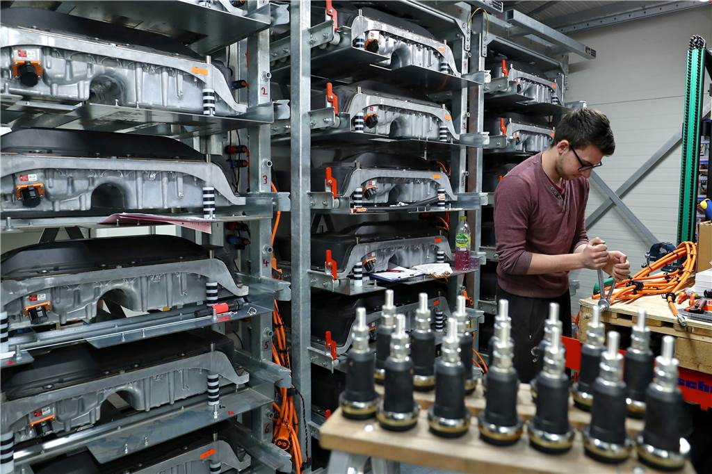 Was wäre, wenn alle Menschen E-Auto fahren würden? Mehrere alte E-Auto-Batterien werden in Stromspeichern zusammengebaut.