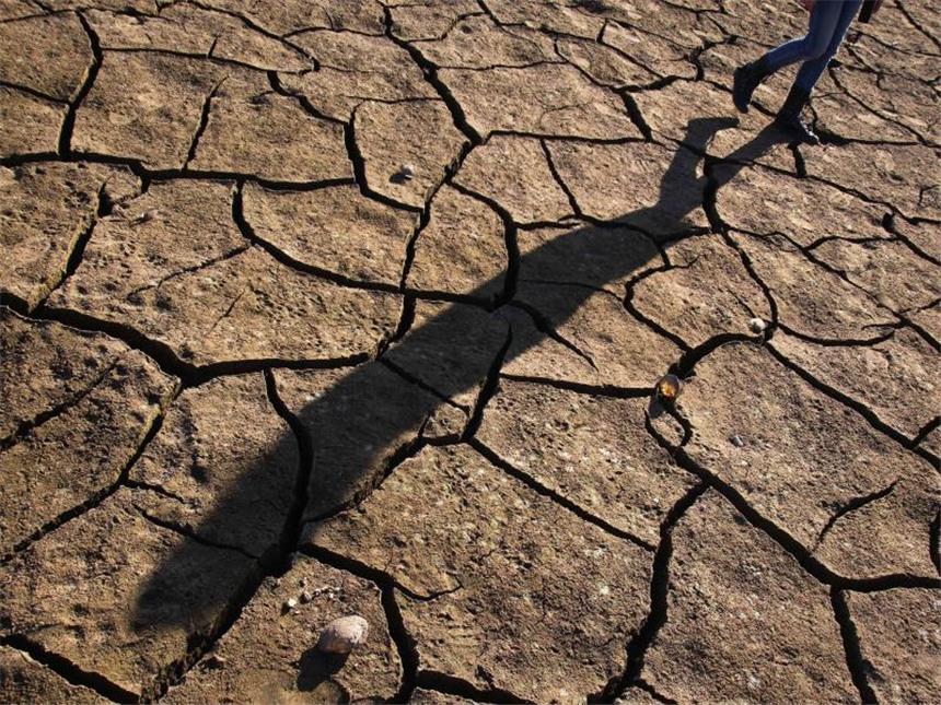 Klimawandel bedroht Europa: Küsten und Süden stark gefährdet Ausgedörrtes Land entlang des Flusses Guadiana im Süden Portugals. Der Klimawandel hat heute schon deutliche Auswirkungen auf Europa - und trifft den Süden des Kontinents besonders hart. Foto: Nuno Veiga