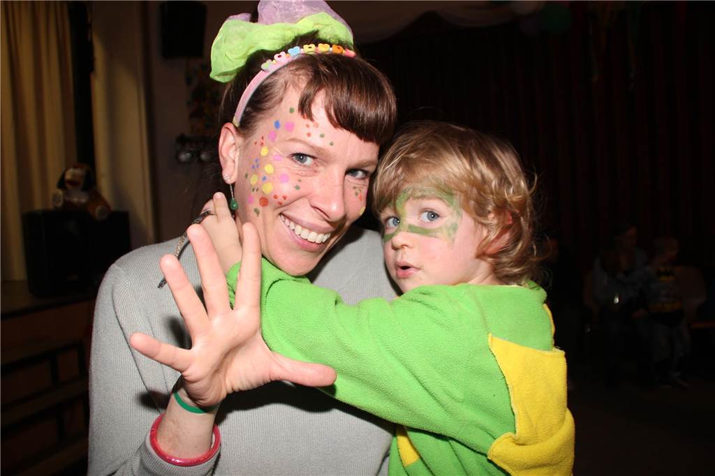 Ausgefallene Kostüme und reichlich gute Laune im Gepäck. Die Kinderkarnevalsparty im Bürgerhaus Brambauer mit Stimmungskanone Hermann Tintelott und seinen „Chaos Kids“ an der Spitze sowie eine Vielzahl an jungen Jecken sorgte an Rosenmontag im Bürgerhaus Brambauer wieder für lockere und ungezwungene Atmosphäre.