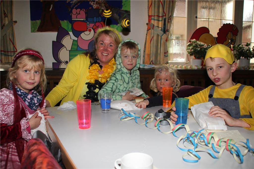 Ausgefallene Kostüme und reichlich gute Laune im Gepäck. Die Kinderkarnevalsparty im Bürgerhaus Brambauer mit Stimmungskanone Hermann Tintelott und seinen „Chaos Kids“ an der Spitze sowie eine Vielzahl an jungen Jecken sorgte an Rosenmontag im Bürgerhaus Brambauer wieder für lockere und ungezwungene Atmosphäre.