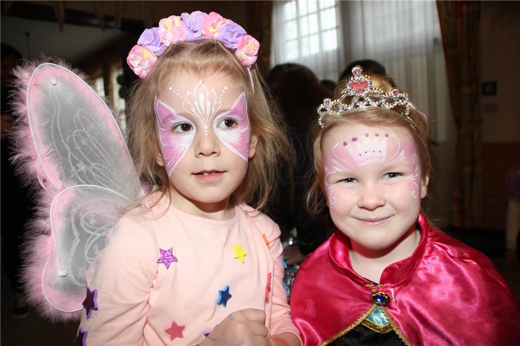 Ausgefallene Kostüme und reichlich gute Laune im Gepäck. Die Kinderkarnevalsparty im Bürgerhaus Brambauer mit Stimmungskanone Hermann Tintelott und seinen „Chaos Kids“ an der Spitze sowie eine Vielzahl an jungen Jecken sorgte an Rosenmontag im Bürgerhaus Brambauer wieder für lockere und ungezwungene Atmosphäre.