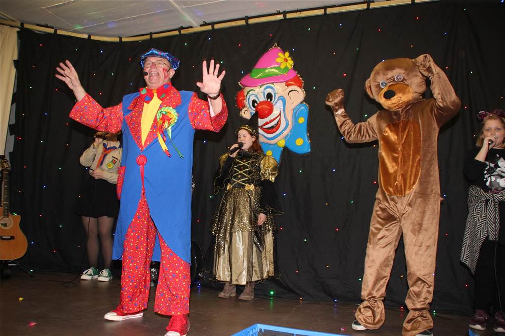 Ausgefallene Kostüme und reichlich gute Laune im Gepäck. Die Kinderkarnevalsparty im Bürgerhaus Brambauer mit Stimmungskanone Hermann Tintelott und seinen „Chaos Kids“ an der Spitze sowie eine Vielzahl an jungen Jecken sorgte an Rosenmontag im Bürgerhaus Brambauer wieder für lockere und ungezwungene Atmosphäre.