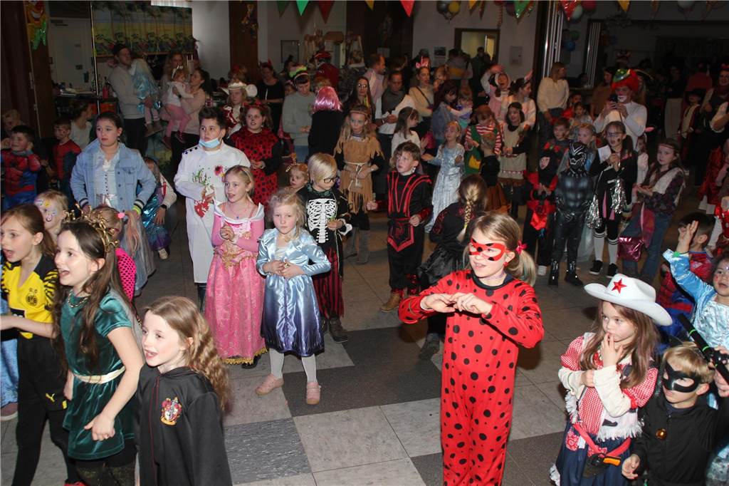 Ausgefallene Kostüme und reichlich gute Laune im Gepäck. Die Kinderkarnevalsparty im Bürgerhaus Brambauer mit Stimmungskanone Hermann Tintelott und seinen „Chaos Kids“ an der Spitze sowie eine Vielzahl an jungen Jecken sorgte an Rosenmontag im Bürgerhaus Brambauer wieder für lockere und ungezwungene Atmosphäre.