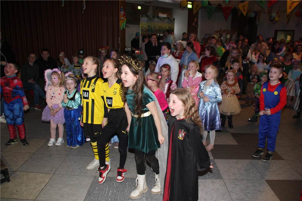 Ausgefallene Kostüme und reichlich gute Laune im Gepäck. Die Kinderkarnevalsparty im Bürgerhaus Brambauer mit Stimmungskanone Hermann Tintelott und seinen „Chaos Kids“ an der Spitze sowie eine Vielzahl an jungen Jecken sorgte an Rosenmontag im Bürgerhaus Brambauer wieder für lockere und ungezwungene Atmosphäre.
