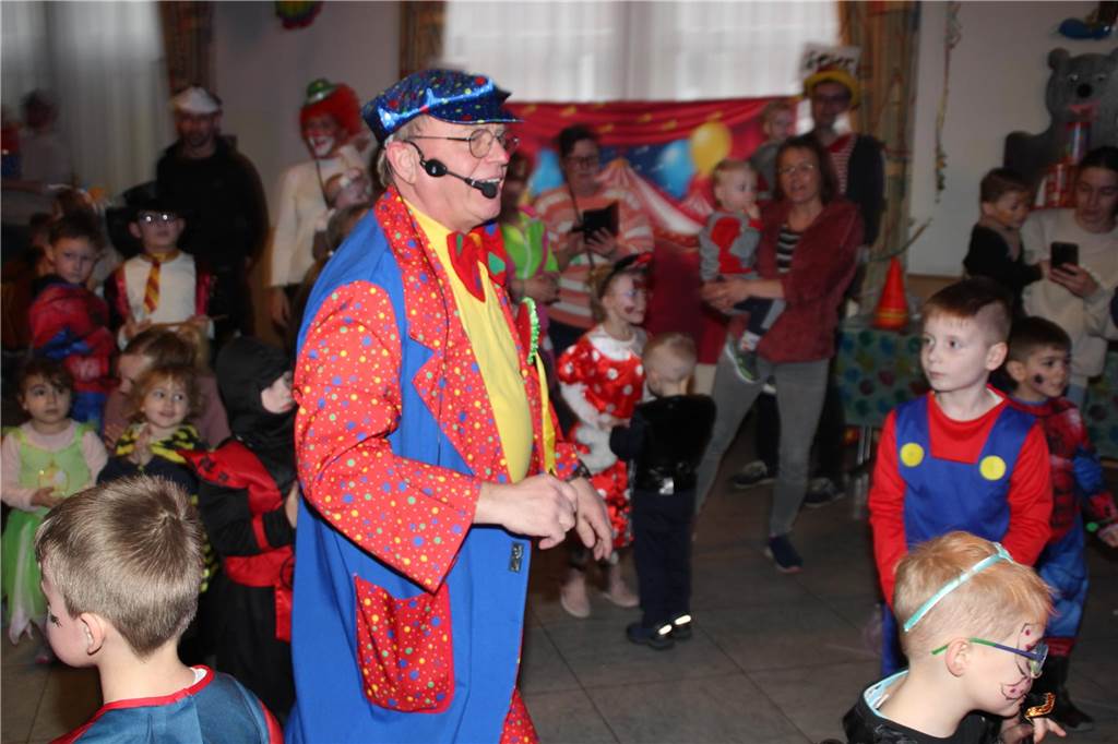 Ausgefallene Kostüme und reichlich gute Laune im Gepäck. Die Kinderkarnevalsparty im Bürgerhaus Brambauer mit Stimmungskanone Hermann Tintelott und seinen „Chaos Kids“ an der Spitze sowie eine Vielzahl an jungen Jecken sorgte an Rosenmontag im Bürgerhaus Brambauer wieder für lockere und ungezwungene Atmosphäre.