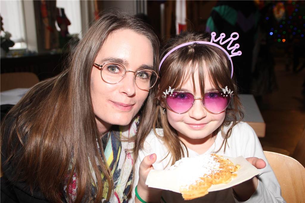 Ausgefallene Kostüme und reichlich gute Laune im Gepäck. Die Kinderkarnevalsparty im Bürgerhaus Brambauer mit Stimmungskanone Hermann Tintelott und seinen „Chaos Kids“ an der Spitze sowie eine Vielzahl an jungen Jecken sorgte an Rosenmontag im Bürgerhaus Brambauer wieder für lockere und ungezwungene Atmosphäre.