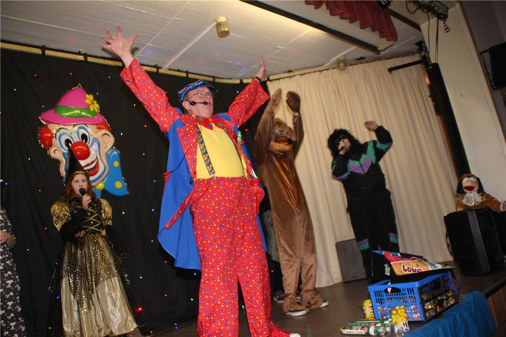 Ausgefallene Kostüme und reichlich gute Laune im Gepäck. Die Kinderkarnevalsparty im Bürgerhaus Brambauer mit Stimmungskanone Hermann Tintelott und seinen „Chaos Kids“ an der Spitze sowie eine Vielzahl an jungen Jecken sorgte an Rosenmontag im Bürgerhaus Brambauer wieder für lockere und ungezwungene Atmosphäre.
