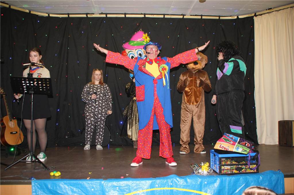 Ausgefallene Kostüme und reichlich gute Laune im Gepäck. Die Kinderkarnevalsparty im Bürgerhaus Brambauer mit Stimmungskanone Hermann Tintelott und seinen „Chaos Kids“ an der Spitze sowie eine Vielzahl an jungen Jecken sorgte an Rosenmontag im Bürgerhaus Brambauer wieder für lockere und ungezwungene Atmosphäre.
