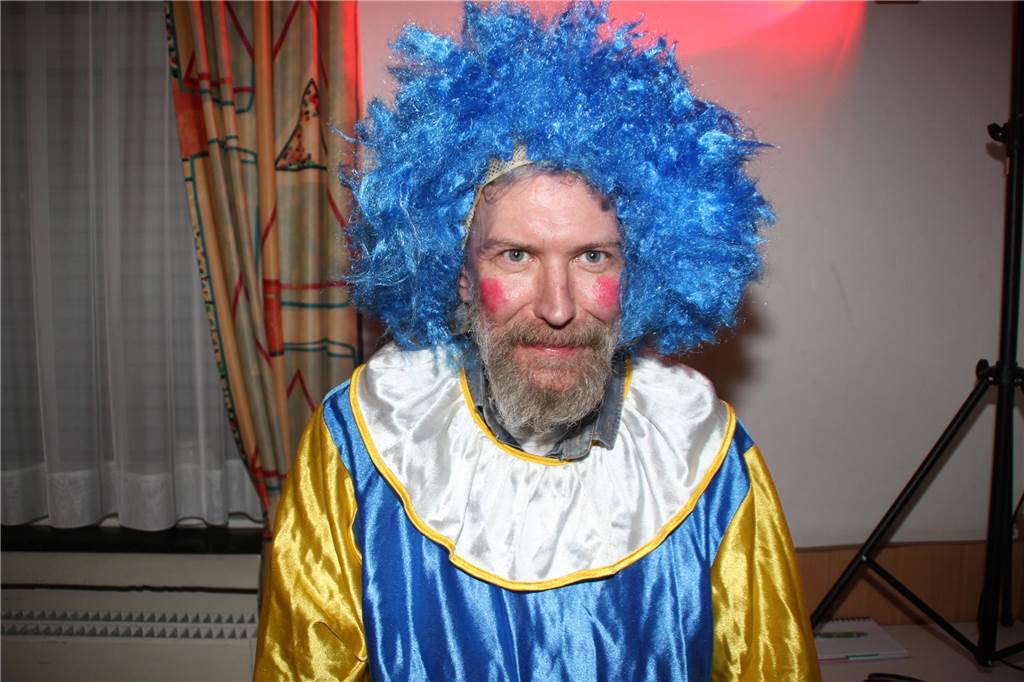 Ausgefallene Kostüme und reichlich gute Laune im Gepäck. Die Kinderkarnevalsparty im Bürgerhaus Brambauer mit Stimmungskanone Hermann Tintelott und seinen „Chaos Kids“ an der Spitze sowie eine Vielzahl an jungen Jecken sorgte an Rosenmontag im Bürgerhaus Brambauer wieder für lockere und ungezwungene Atmosphäre.