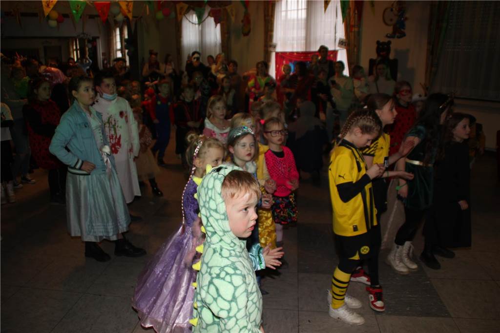 Ausgefallene Kostüme und reichlich gute Laune im Gepäck. Die Kinderkarnevalsparty im Bürgerhaus Brambauer mit Stimmungskanone Hermann Tintelott und seinen „Chaos Kids“ an der Spitze sowie eine Vielzahl an jungen Jecken sorgte an Rosenmontag im Bürgerhaus Brambauer wieder für lockere und ungezwungene Atmosphäre.