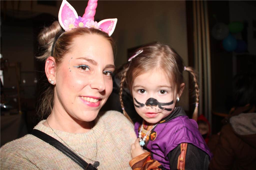 Ausgefallene Kostüme und reichlich gute Laune im Gepäck. Die Kinderkarnevalsparty im Bürgerhaus Brambauer mit Stimmungskanone Hermann Tintelott und seinen „Chaos Kids“ an der Spitze sowie eine Vielzahl an jungen Jecken sorgte an Rosenmontag im Bürgerhaus Brambauer wieder für lockere und ungezwungene Atmosphäre.