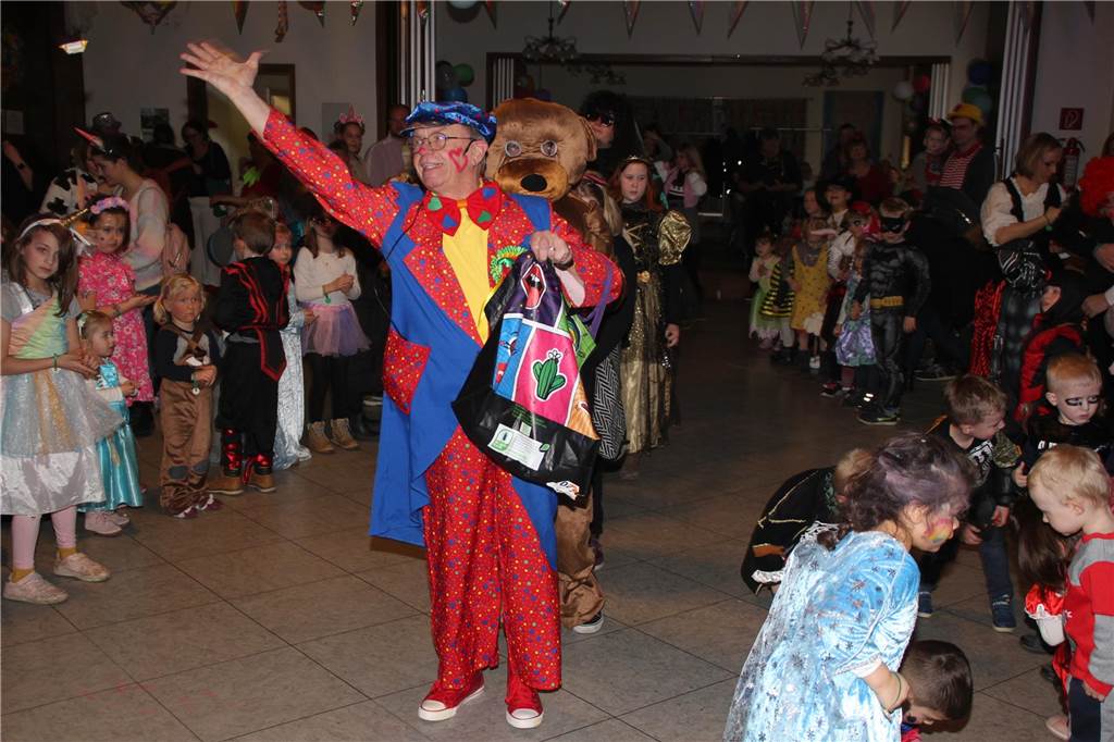Ausgefallene Kostüme und reichlich gute Laune im Gepäck. Die Kinderkarnevalsparty im Bürgerhaus Brambauer mit Stimmungskanone Hermann Tintelott und seinen „Chaos Kids“ an der Spitze sowie eine Vielzahl an jungen Jecken sorgte an Rosenmontag im Bürgerhaus Brambauer wieder für lockere und ungezwungene Atmosphäre.