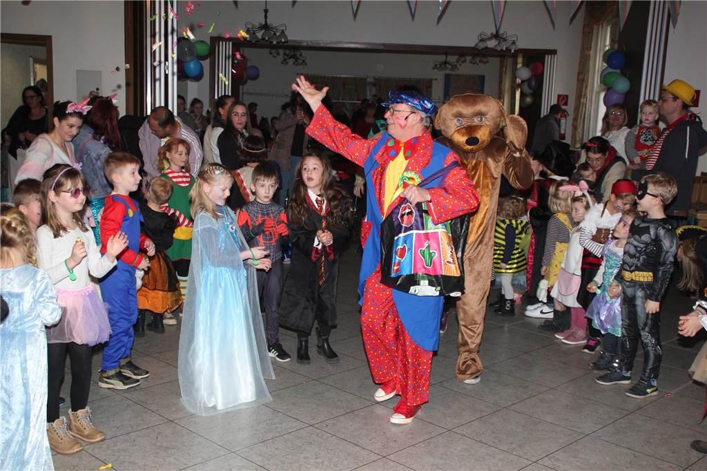 Ausgefallene Kostüme und reichlich gute Laune im Gepäck. Die Kinderkarnevalsparty im Bürgerhaus Brambauer mit Stimmungskanone Hermann Tintelott und seinen „Chaos Kids“ an der Spitze sowie eine Vielzahl an jungen Jecken sorgte an Rosenmontag im Bürgerhaus Brambauer wieder für lockere und ungezwungene Atmosphäre.
