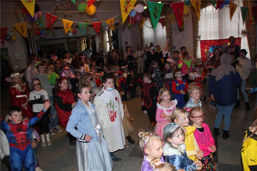Ausgefallene Kostüme und reichlich gute Laune im Gepäck. Die Kinderkarnevalsparty im Bürgerhaus Brambauer mit Stimmungskanone Hermann Tintelott und seinen „Chaos Kids“ an der Spitze sowie eine Vielzahl an jungen Jecken sorgte an Rosenmontag im Bürgerhaus Brambauer wieder für lockere und ungezwungene Atmosphäre.