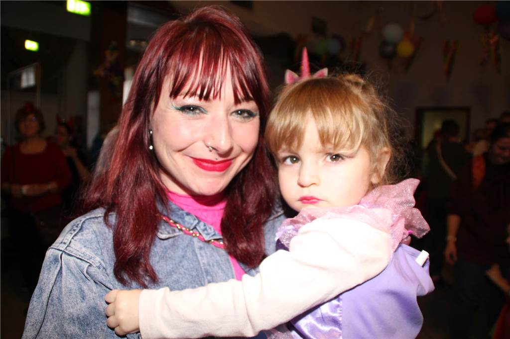Ausgefallene Kostüme und reichlich gute Laune im Gepäck. Die Kinderkarnevalsparty im Bürgerhaus Brambauer mit Stimmungskanone Hermann Tintelott und seinen „Chaos Kids“ an der Spitze sowie eine Vielzahl an jungen Jecken sorgte an Rosenmontag im Bürgerhaus Brambauer wieder für lockere und ungezwungene Atmosphäre.