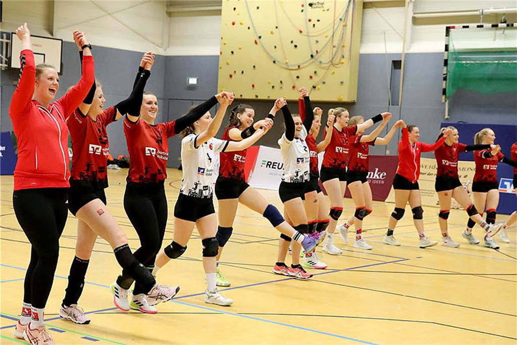 Jubel bei Hördes Volleyballerinnen: Zweitliga-Aufstieg ist perfekt Ausgelassen bedankten sich die Hörderinnen bei ihren Fans.