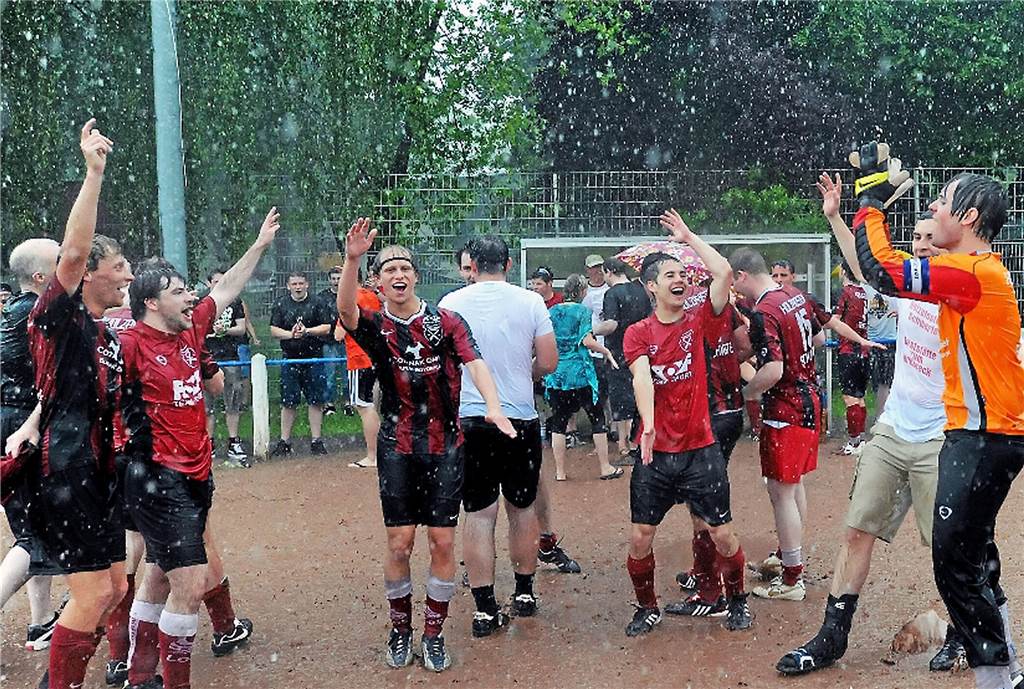 Als der Holzpfosten-Jubel im Wandhofener Matsch keine Grenzen kannte Ausgelassen feierten die Holzpfosten-Kicker das torlose Unentschieden in Wandhofen, das zum Aufstieg in die Kreisliga A reichte.
