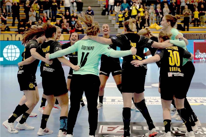 BVB-Handballerinnen feiern atemberaubenden Sieg - eine Spielerin ist nicht zu halten Ausgelassen tanzten die BVB-Handballerinnen nach dem Schlusspfiff in der Körnighalle, sie stehen mit einem Bein in den Playoffs der Champions League