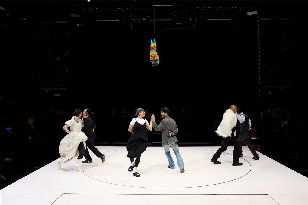 „Peer Gynt“ als klamaukigen Spaß inszeniert Ausgelassen wird vor dem Brautraub auf der Hochzeit getanzt in Caner Akdeniz’ „Peer Gynt“-Inszenierung.