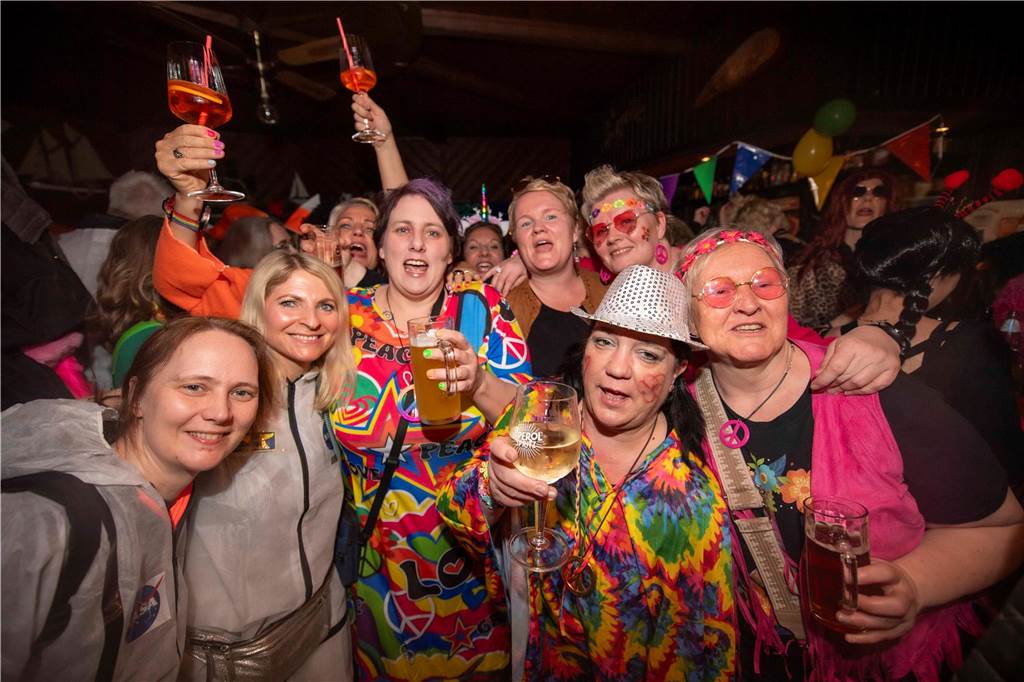 Ausgelassene Feierlaune an Weiberfastnacht am Donnerstagabend (27. Februar 2025) : Die Kajüte war bis auf den letzten Platz gefüllt, die Stimmung grandios-ein gelungener Auftakt in die heiße Phase des Karnevals.