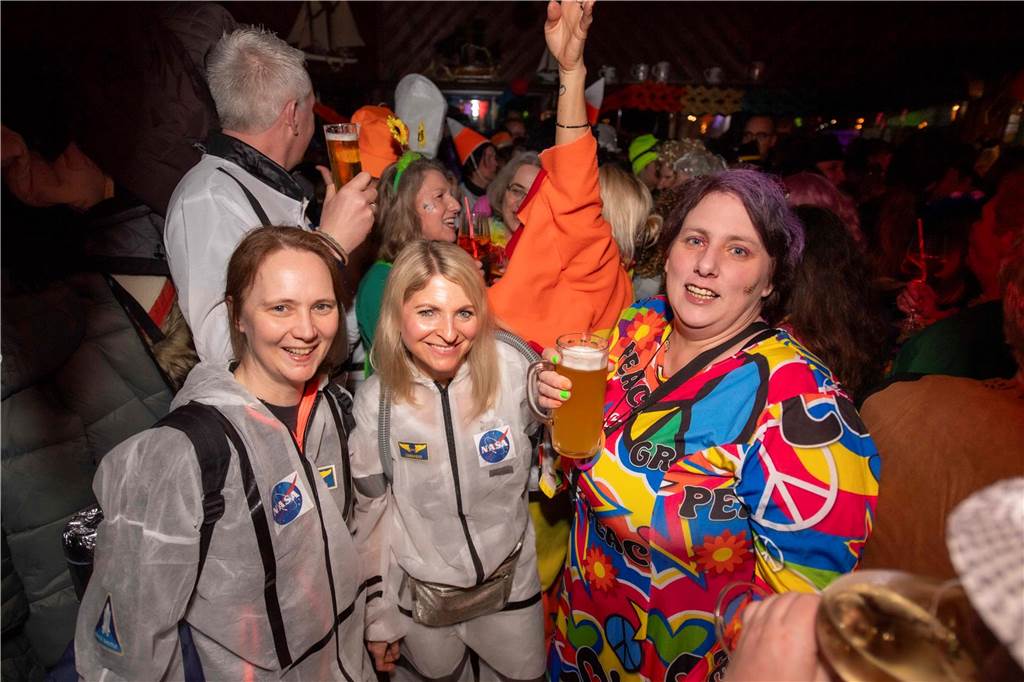Ausgelassene Feierlaune an Weiberfastnacht am Donnerstagabend (27. Februar 2025) : Die Kajüte war bis auf den letzten Platz gefüllt, die Stimmung grandios-ein gelungener Auftakt in die heiße Phase des Karnevals.
