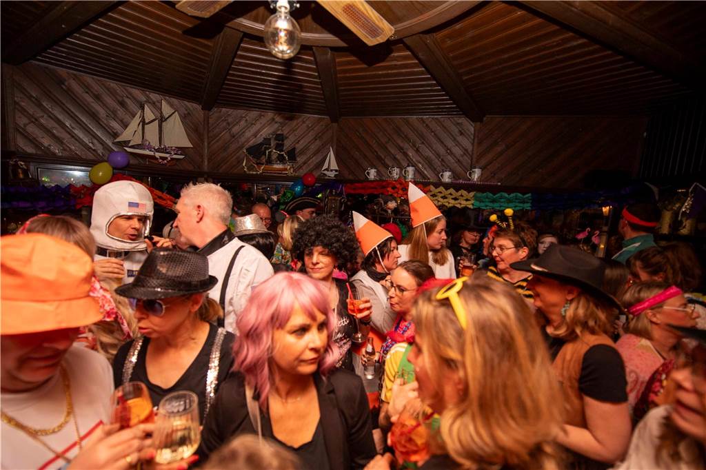 Ausgelassene Feierlaune an Weiberfastnacht am Donnerstagabend (27. Februar 2025) : Die Kajüte war bis auf den letzten Platz gefüllt, die Stimmung grandios-ein gelungener Auftakt in die heiße Phase des Karnevals.