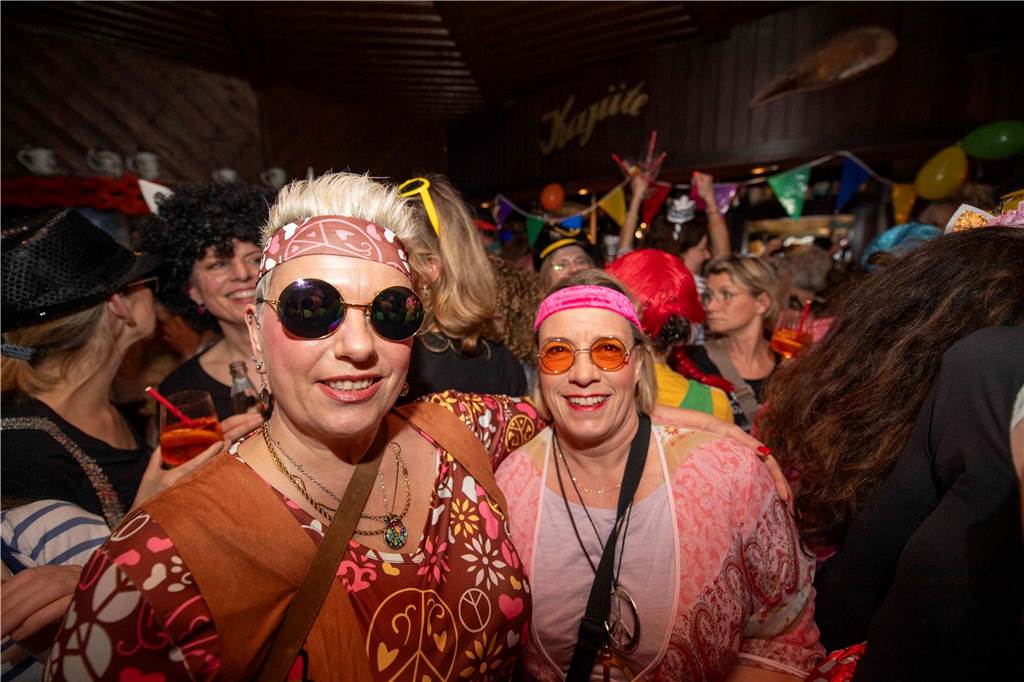 Ausgelassene Feierlaune an Weiberfastnacht am Donnerstagabend (27. Februar 2025) : Die Kajüte war bis auf den letzten Platz gefüllt, die Stimmung grandios-ein gelungener Auftakt in die heiße Phase des Karnevals.