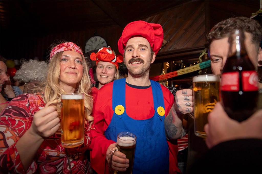 Ausgelassene Feierlaune an Weiberfastnacht am Donnerstagabend (27. Februar 2025) : Die Kajüte war bis auf den letzten Platz gefüllt, die Stimmung grandios-ein gelungener Auftakt in die heiße Phase des Karnevals.