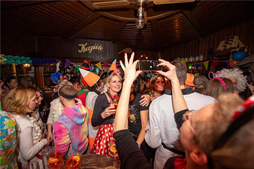 Ausgelassene Feierlaune an Weiberfastnacht am Donnerstagabend (27. Februar 2025) : Die Kajüte war bis auf den letzten Platz gefüllt, die Stimmung grandios-ein gelungener Auftakt in die heiße Phase des Karnevals.