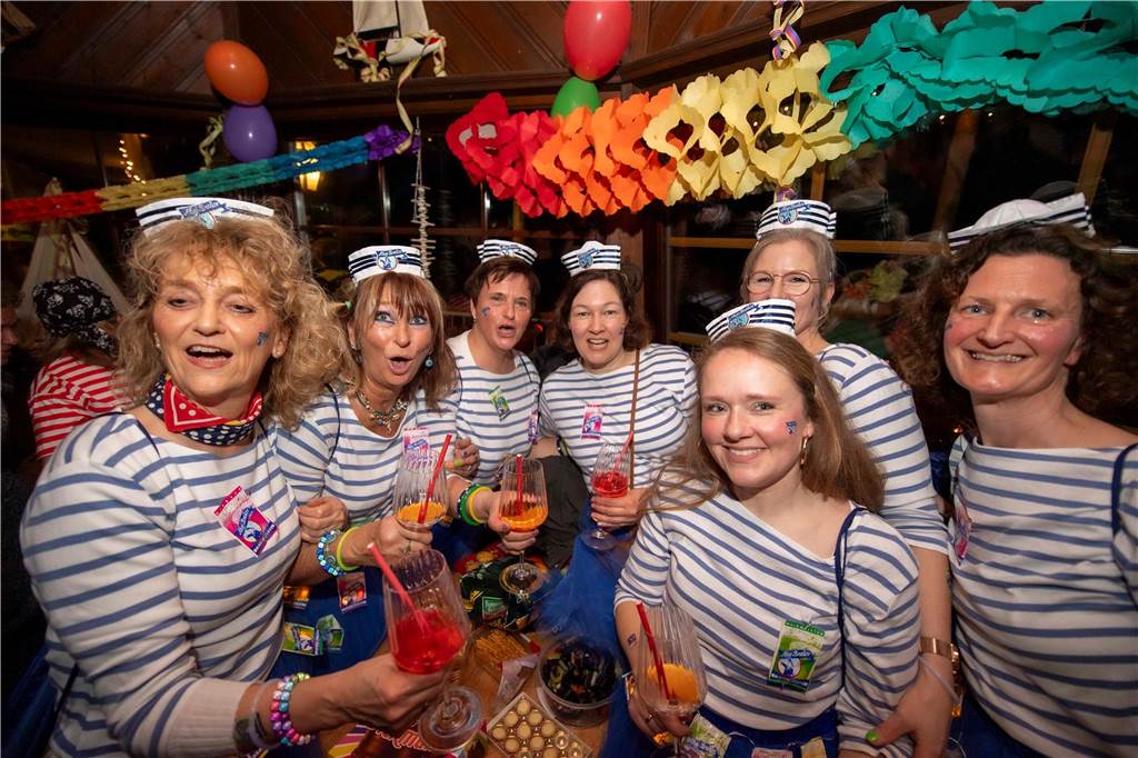 Ausgelassene Feierlaune an Weiberfastnacht am Donnerstagabend (27. Februar 2025) : Die Kajüte war bis auf den letzten Platz gefüllt, die Stimmung grandios-ein gelungener Auftakt in die heiße Phase des Karnevals.